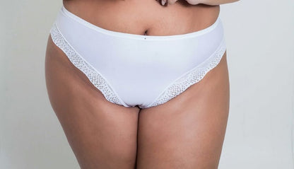 Calcinha com Renda Fio Dental Branca Plus Size
