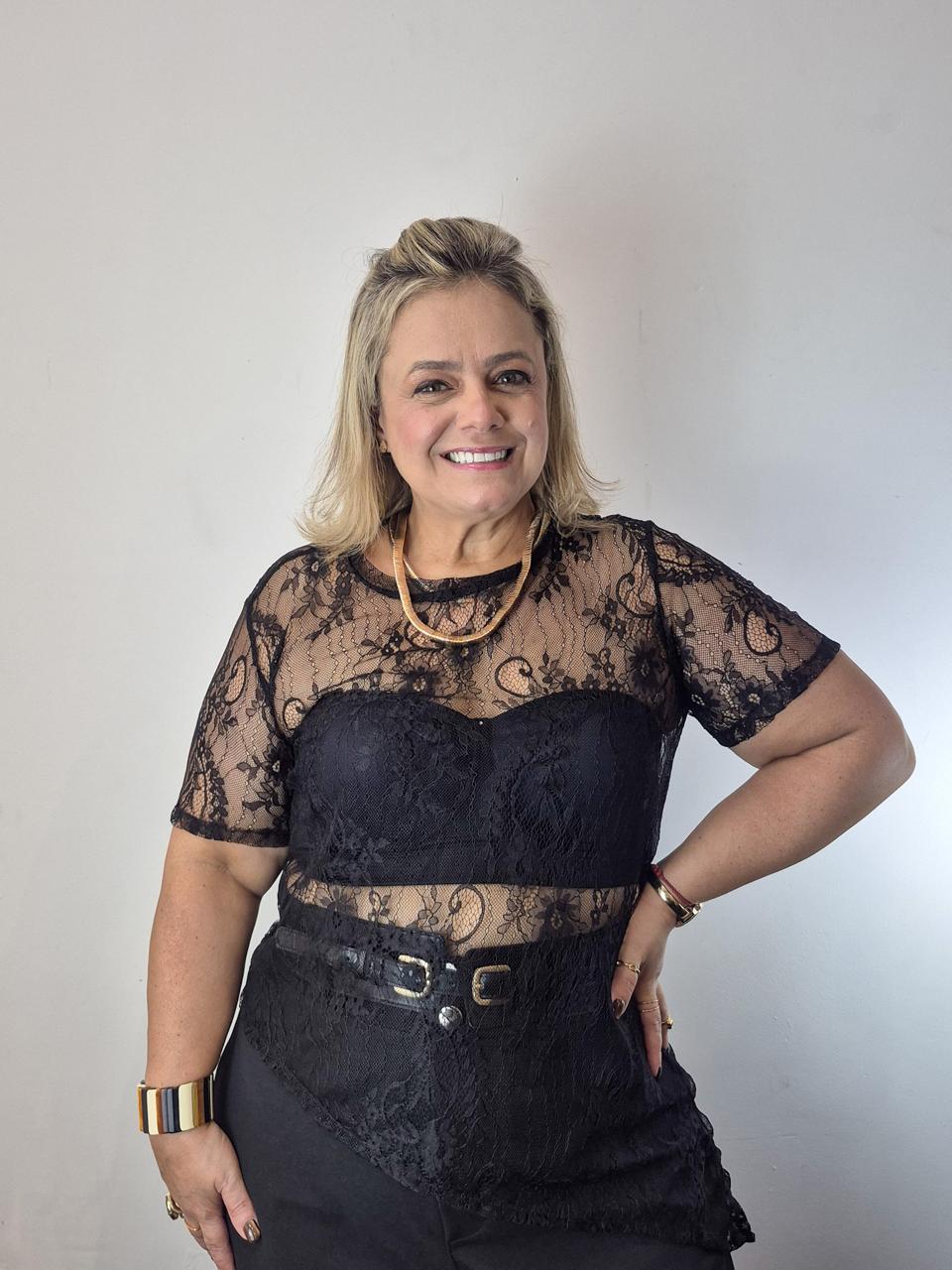 Blusa Renda Assimétrica plus Size