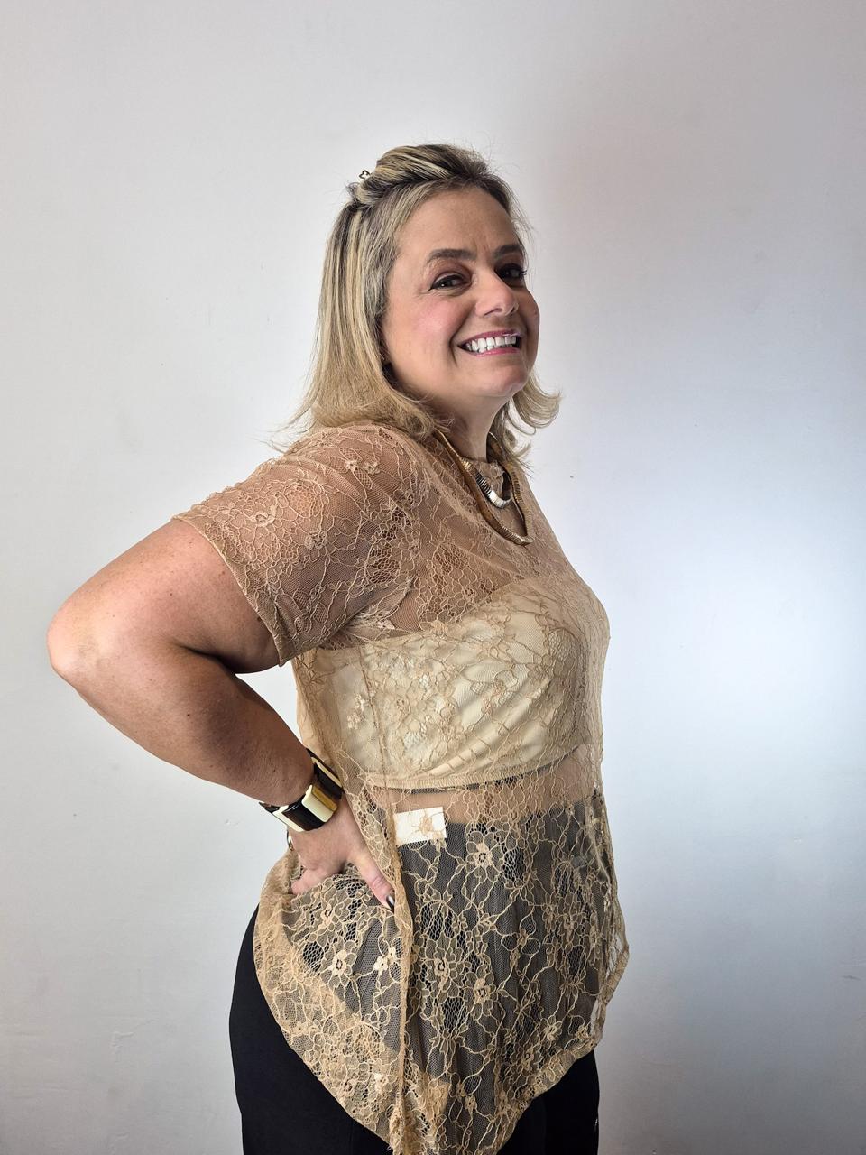 Blusa Renda Assimétrica plus Size