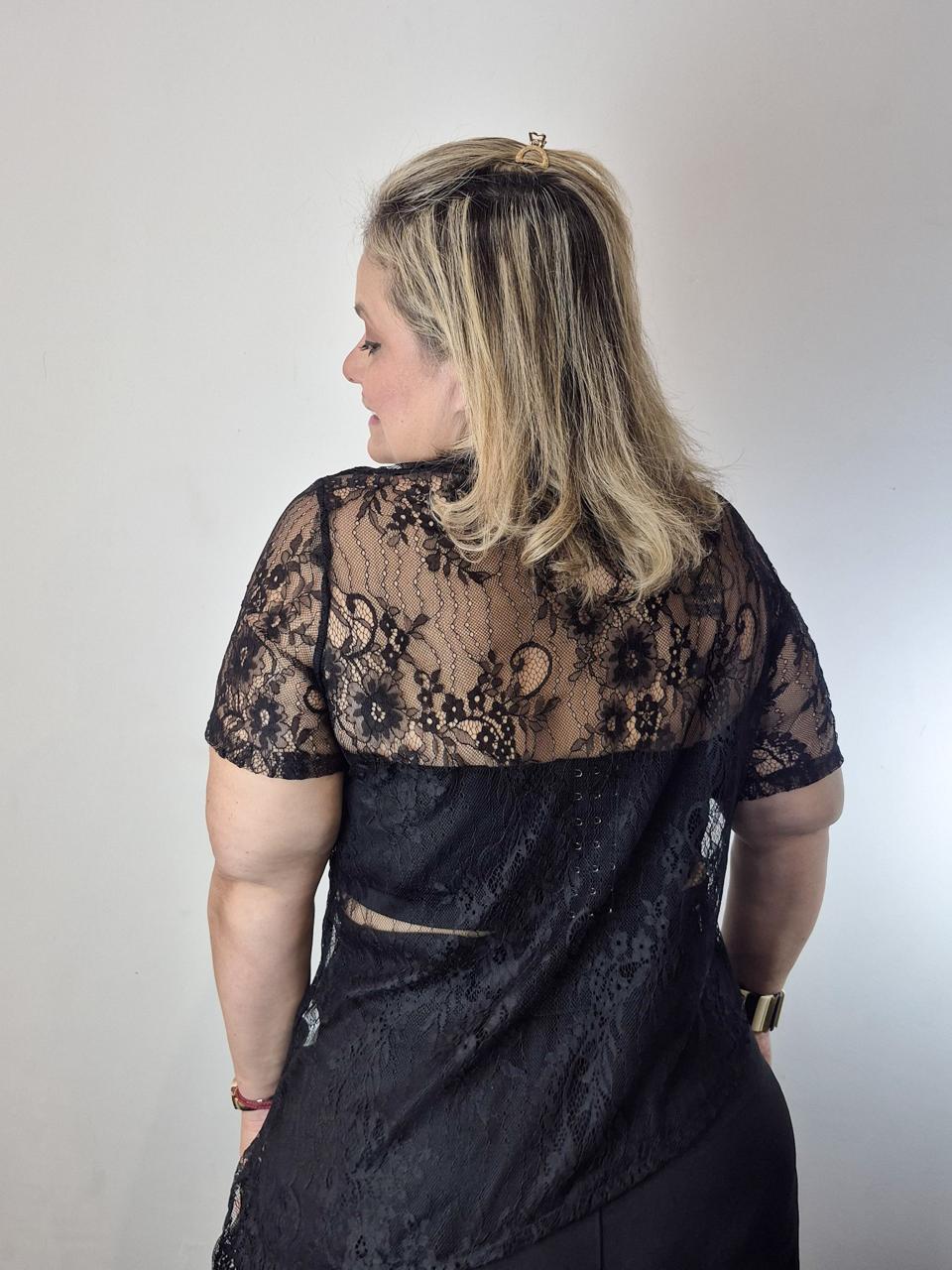 Blusa Renda Assimétrica plus Size