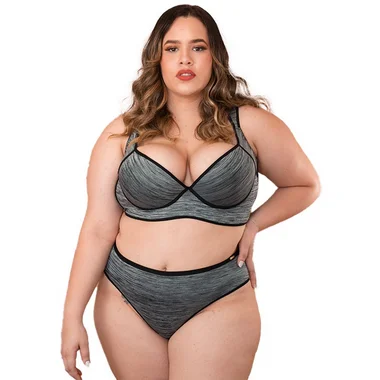 modelo usa sutiã básico jade plus size